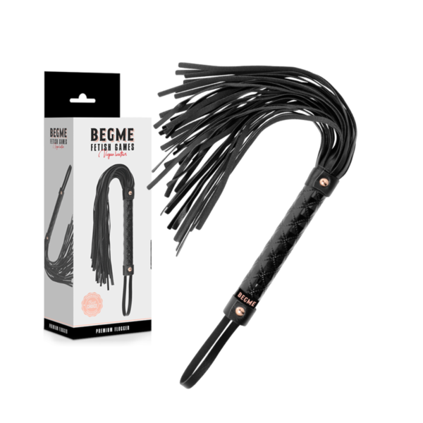 BEGME Black Edition piska i veganskt läder, en flogger med handtag
