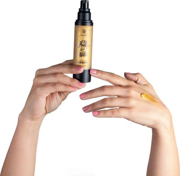Förpackning med kroppsoljan Glow Body Oil Pretty But Wild från Secret Play