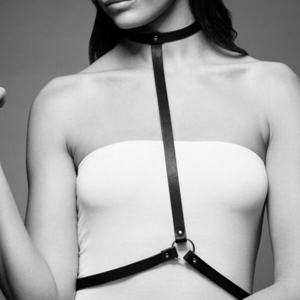 Body harness Bijoux Maze I Harness i svart, med hals- och midjeband som sitter ihop med en list med metallring