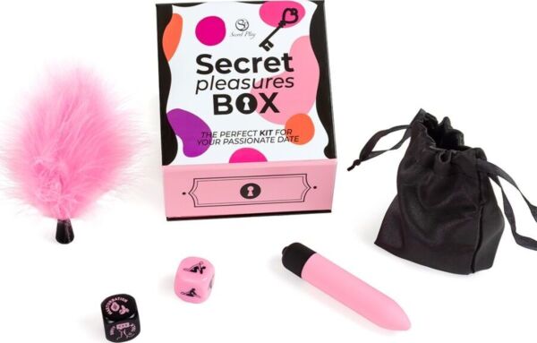 Parspelet Secret Pleasures Box från Secret Play med två tärningar, rosa kulvibrator, rosa fjäderkittlare och svart satinpåse