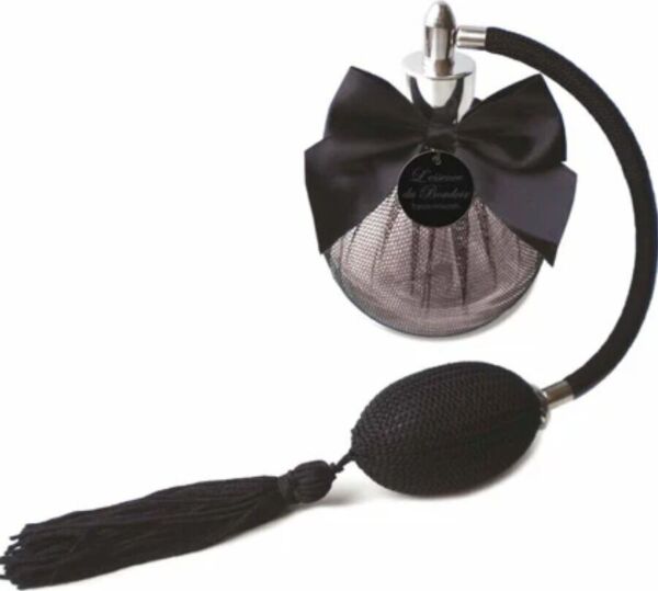 Flaska med spray av lakanparfymen Bijoux Indiscrets L'essence du Boudoir