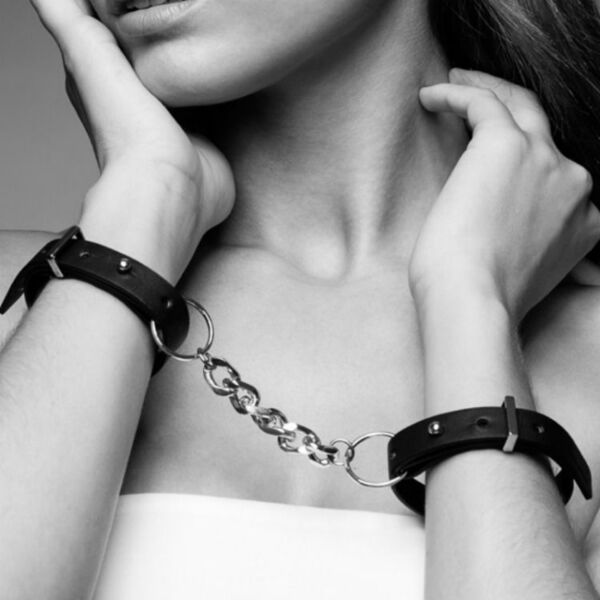 Handbojor Maze Thin Handcuffs från Bijoux Indiscrets i svart, med de två armbanden och kedjan