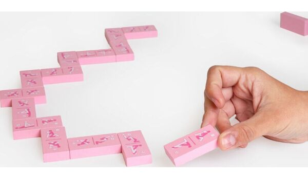 Erotiskt dominospel i trä, Secret Play Kinky Domino, med illustrerade brickor