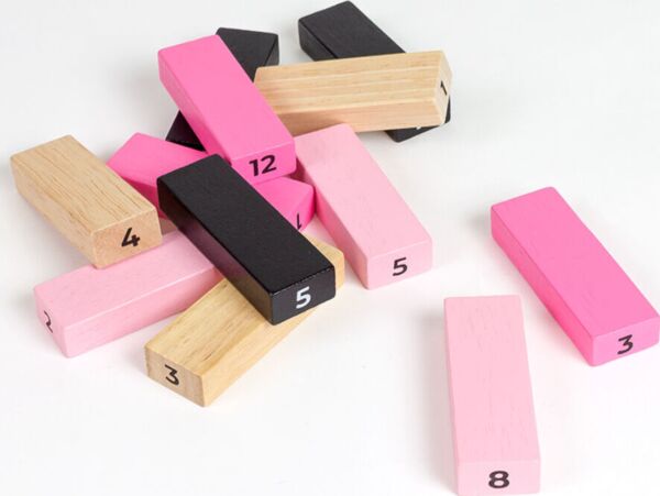 Parspelet Secret Play Tower of Sex med tornet av träbitar i fyra färger och dess tärningar