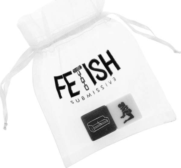 Sextärningar Fetish Submissive, en vit och en svart, bredvid sin satinpåse