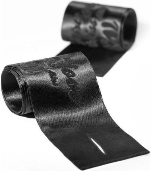 De två satängbanden Bijoux Indiscrets Silky Sensual Handcuffs med sitt sammetsmönster