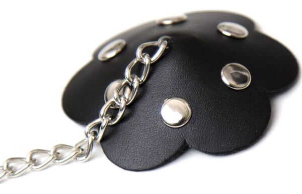 Svarta nipple covers från Ohmama Fetish i kronbladsform, med metallkedja