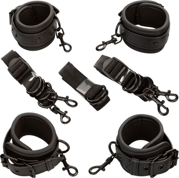 Bondagesetet Nocturnal Collection Bed Restraints från CalExotics, med svarta bojor och fästband